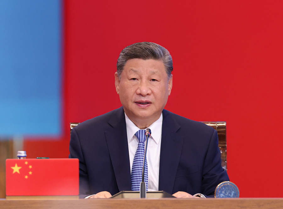 当地时间6月17日下午,第二届中国—中亚峰会在阿斯塔纳独立宫举行。哈萨克斯坦总统托卡耶夫主持会议。中国国家主席习近平、吉尔吉斯斯坦总统扎帕罗夫、塔吉克斯坦总统拉赫蒙、土库曼斯坦总统别尔德穆哈梅多夫、乌兹别克斯坦总统米尔济约耶夫出席。这是习近平发表题为《弘扬“中国—中亚精神” 推动地区合作高质量发展》的主旨发言。
