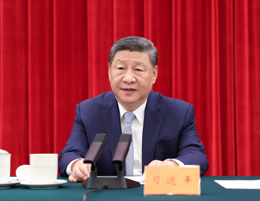 6月13日,中共中央在北京人民大会堂举行纪念陈云同志诞辰120周年座谈会。中共中央总书记、国家主席、中央军委主席习近平发表重要讲话。